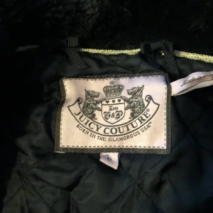 Juicy couture - Juicy couture päls jacka, korta armar en knapp som inte sitter på men kan enkelt sys fast igen samt sönder innuti jackan men inget som märks