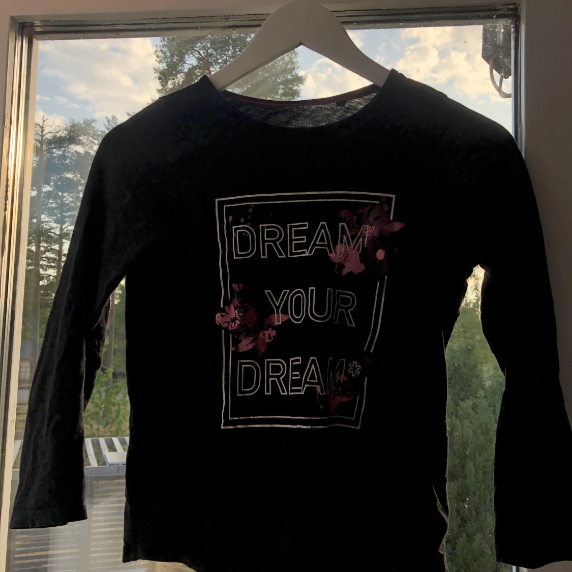  en svart långärmad tröja med ett tryck på - 91