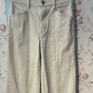 Byxor  - VILL BLI AV MED ALLT SÅ SKRIV DÖR FRÅGOR OCH PRISET ÄR ABSOLUT DISKUTERBART! Säljer dessa jättefina vita byxor från Lindex i storlek 34! Frakten tillkommer 🍀