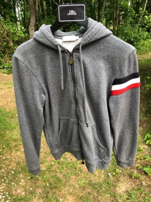 Moncler kofta  - Säljer denna sjuka moncler koftan. Storlek S sitter tts. Inga fel på den alls. Sriv ett DM om du har frågor