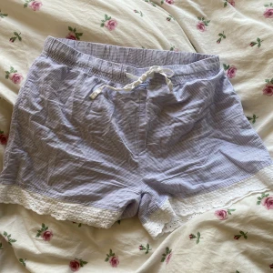 Shorts  - Ett par blåvit randiga pyjamasshorts som är jätte söta men för små🫶 