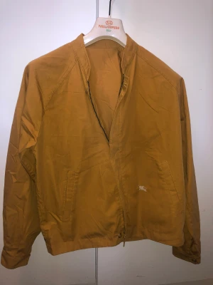 Burburry tunnjacka - Klassisk vintage burburry jacka,   Strl:S  Pris:499kr