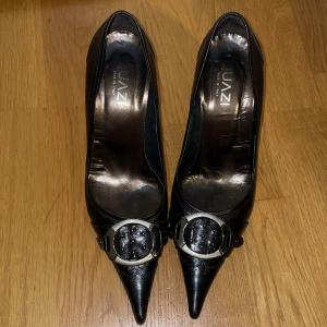 Klackar från Italien  - Klackar från Italien, klacken 8cm hög det är en 37a men eftersom den har en lång tå så passar den på en 38a