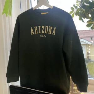 Mörkgrön Gina sweater -  Sweater från Gina Tricot, jättebra skick. Over size passar  XS och S