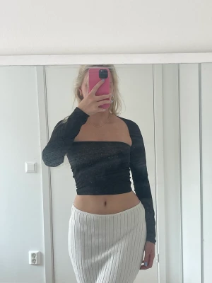 Topp  - Svart topp från Nelly. Den är nästintill oanvänd 🩷
