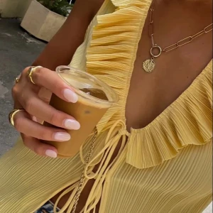 Topp från zara - Säljer denna superfina somriga topp från Zara. Storlek M men har knytning i mitten så funkar för både mindre och större storlek. Säljer för 230 inklusive frakt💛