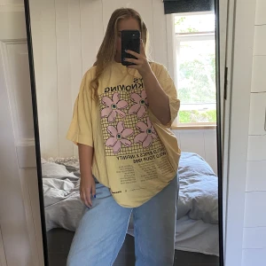 Gul oversize T-shirt med print - Storlek 34 men väldigt oversize, knappt använd