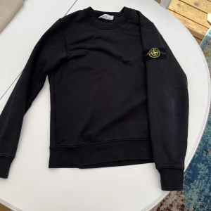 Stone Island sweatshirt  - Hej! säljer min stone island tröja då den inte kommer till någon användning längre, finns lite små defekter på tröjan men som inte märks. Kvitto från nk där den köptes fås med 