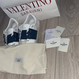 Valentino Garavani - Velentino skor, nyskick storlek (42) Sitter i Borlänge men kan mötas i stort sätt hela Dalarna (pris kan diskuteras vid snabb affär)