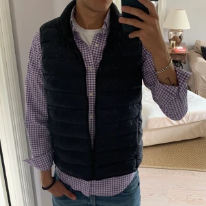 Ralph Lauren skjorta - Säljer denna snygga Ralph Lauren skjorta, skick 9/10. Köpt för 1100kr. Det är storlek S men passar mig som är 178cm lång väldigt bra.