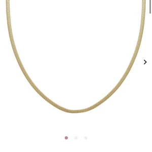 Halsband  - Superfint halsband från Edblad som tyvärr inte kommer till användning då jag är mer av en silver-tjej. Endast använt en gång😇💕
