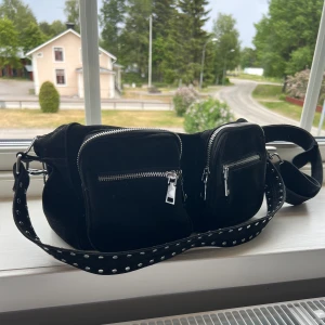 Noella väska  - Säljer nu min fina noella väska, sparsamt använd. nypris: 799💗 mått: Höjd: 20 cm - Bredd: 31 cm - Djup: 10 cm.