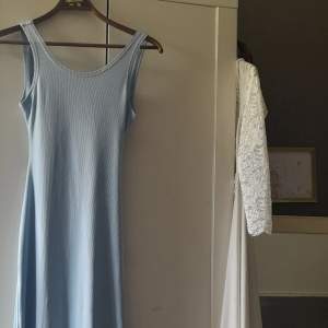Lång fin ljusblå klänning med öppen rygg från shein storlek 36 