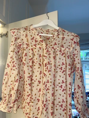 Söt blus - Osäker på märket, köpt på el corte ingles i spanien! Nästan helt oanvänd! Köpt för ca 1000kr