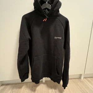 C’est Normal - Hoodie från c’est normal. Sparsamt använd. Har ej kommit till användning. Storlek M. Unisex.   Matchande byxor finns i annan annons