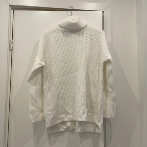 Stickad tröja! - Vit stickad tröja, så mysig🥰