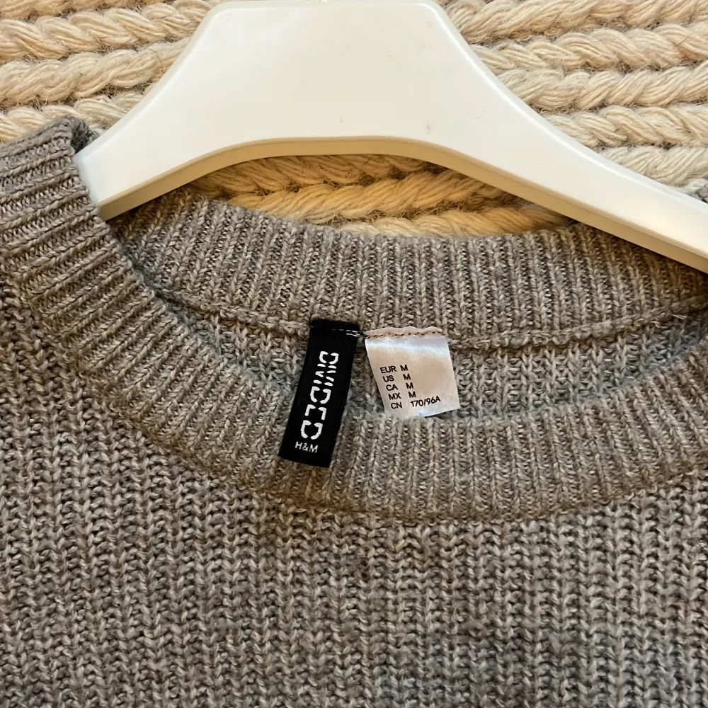 Jätte snygg stickad tröja från H&M ganska liten i storleken skulle säga att den passa S.jätte fin nu till hösten! Bra skick!. Tröjor & Koftor.