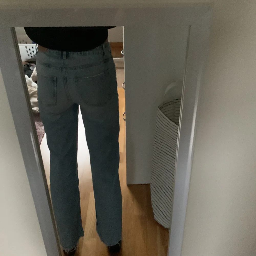 Säljer mina Jeans från Ginas barnavdelning då jag har växt ur dom. Jeansen har en slitning på vänster ben och ett hål på höger knä.. Jeans & Byxor.