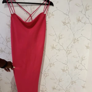 Satinklänning - En fin och flowig satinklänning från Zara som tyvärr har blivit för liten 