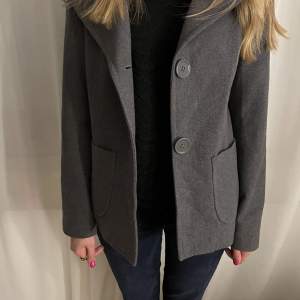  jättefin grå kappa 💗  Med luva perfekt nu till hösten💓 Kolla mina andra kappor jag säljer🔥🔥