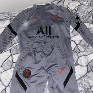 PSG tracksuit grå - Grå psg tracksuit, storlek S men kan passa M också. Använd 1 gång i väldigt bra skick. Pris för hela 500 kr, enskilt 300/st
