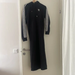 Adidas klänning - Unik adidas klänning i hoodie material. Onesize, ja skulle säga upp til storlek 40 av rent ögonmått Bara använd enstaka gånger hemma.  