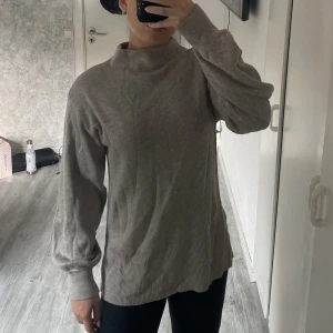 Stickad tröja - Superbekväm tröja me liten krage, längre modell. 