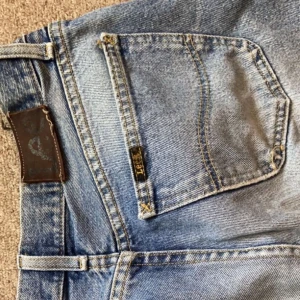 Low Waist lee jeans - Straight/baggy fit  Lågmidjade och passar för mig som är 180 men skulle säga att de skulle sitta snyggare på någon lite kortare.. Storlek står ej men skulle säga M/S Ljusblåa och ärvda så vet ej hur gammla dem är.  Skriv för mer info💞