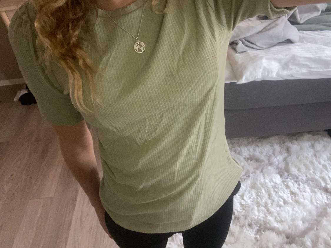 Grön volang t-shirt  - 90