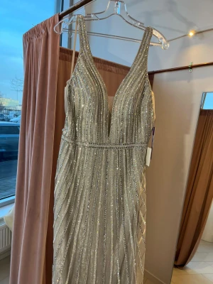 Silver exklusiv festklänning - Strl M Använd 1 kväll 