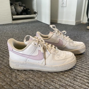 Nike skor - Sparsamt använda skor från Nike! Storlek 37,5 Skriv för fler bilder eller frågor 👍🏻