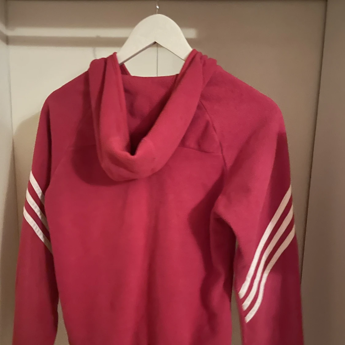 Rosa adidas jacka med mjukt material och i bra skick  - 91