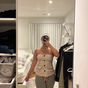 Topp från Gina - Jättefin elegant topp från Gina. Strlk xs men passar även mig som är en s. 