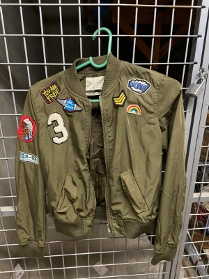 Bomberjacka från bershka  - Lite av en bomberjacka i grön färg. Använd en del men i fint skick. Ser till att tvätta innan den skickas iväg. 