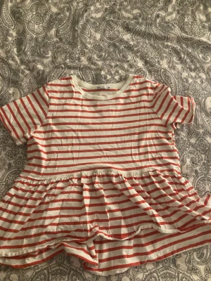 Randig zara tröja - Säljer min vättefina tröja ifrån zara då den inte kommer till användning. Knappt använd ❤️