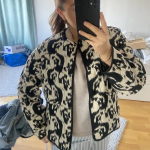 Zara jacka - Säljer denna populära jacka från zara. Aldrig använd med prislapp kvar 