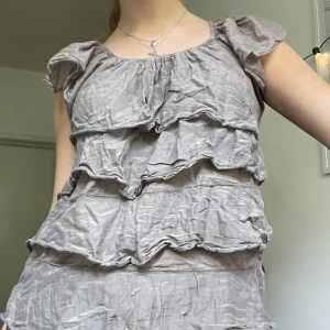 Volangtopp - Söt volangtopp från J&L Paris 