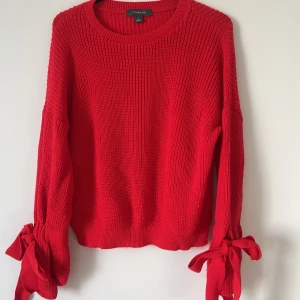 Gullig stickad tröja - Fin stickad tröja med rosettdetaljer 