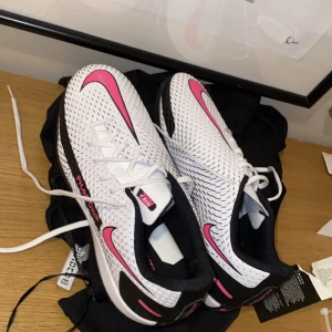 Inomhusskor  - Storlek 38. Fotbolls inomhus skor. Helt sprillans nya. Aldrig använda. Kostade cirka 800kr när jag köpte dom. Kartong och allt medföljer. 