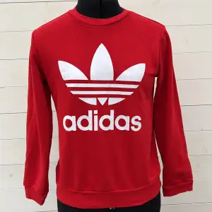 Röd adidaströja, sweatshirt i storlek 152. Inga fläckar och i fint skick. Köpt på Zalando. 