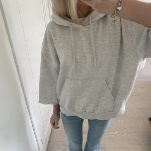 Hoodie  - Såå snygg hoodie från weekday med trekvartsärmar💕 den är i bra skick