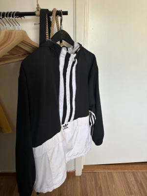 Adidas anorak - Adidas anorak  sminkfläckar finns vid dragkedjan (går nog bort vid tvätten)