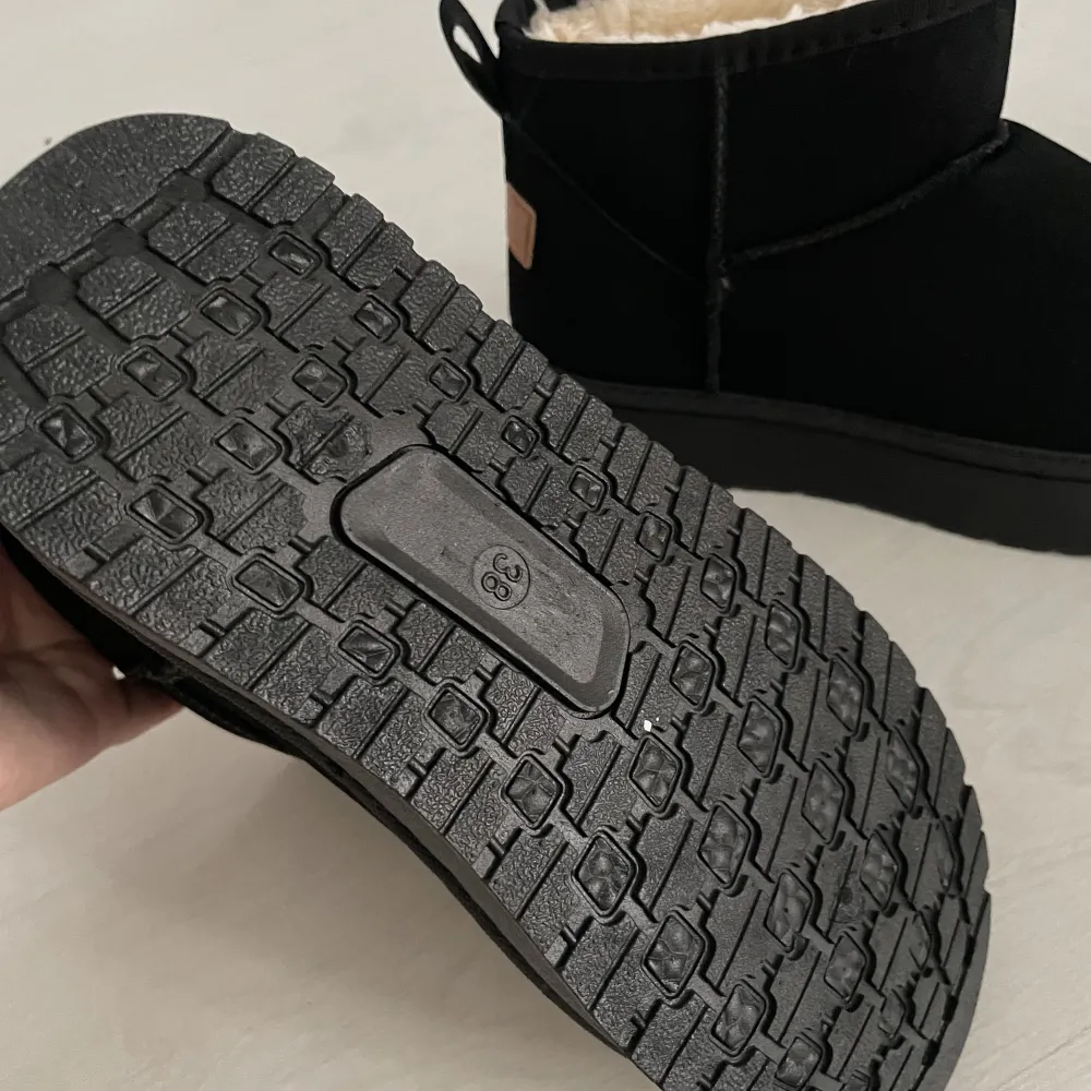 Helt oanvända fake Uggs köpta på temu, blev för små så säljer vidare. Storlek 38 på dom men skulle säga att dom passar till en 36a/37a, man skulle gå upp en storlek enligt hemsidan. Skönt fodrade Pris kan diskuteras vid snabb affär:). Skor.