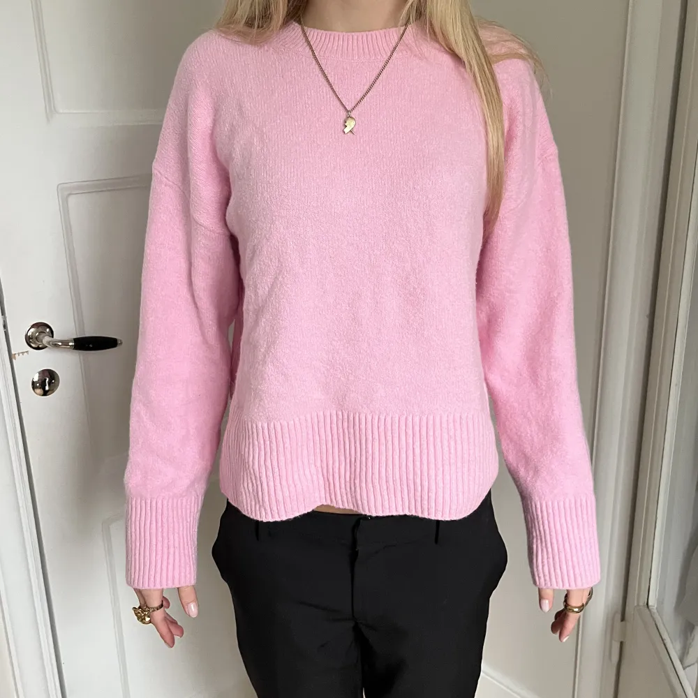 Säljer denna fina rosa stickade tröja från &other stories då den ej kommer till användning. Skriv för fler bilder eller frågor! Pris kan diskuteras💞. Stickat.