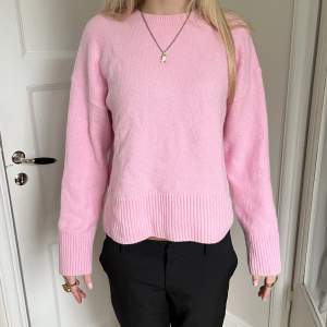 Säljer denna fina rosa stickade tröja från &other stories då den ej kommer till användning. Skriv för fler bilder eller frågor! Pris kan diskuteras💞