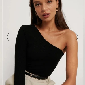 Fest topp - Säljer min fest topp från gina då den inte kommer till användning. Näst intill ny, jag har bara testat den och sedan har den legat i min garderob. Inköpt för 249kr