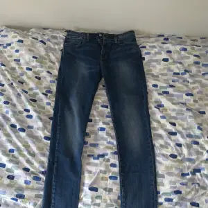 Riktigt fina o snygga jeans knappt använda nästan ny köptes för 800 kr i Levis butiken, kan tänka mig att ta emot byten storlek: W34 L32 