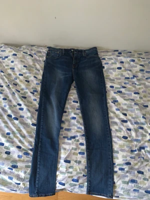 Levis 512 Jeans  - Riktigt fina o snygga jeans knappt använda nästan ny köptes för 800 kr i Levis butiken, kan tänka mig att ta emot byten storlek: W34 L32 