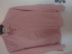 Bomullskjorta - En skjorta köpt på herravdelingen på H&M. Rosa, röd, korallaktig i färgen. Tjockt, bra material. 100% bomull.  Säljer då det inte är min stil☺️