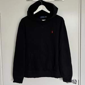 Ralph Lauren Black Hoodie. Size works on S/M. In very good condition without defects. Very comfortable and cool looking. Retail price is around 1600 kr. Write for more questions and dimensions🖤